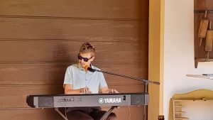 Musikalische Unterhaltung durch den blinden Musiker Aaron Hoffmann